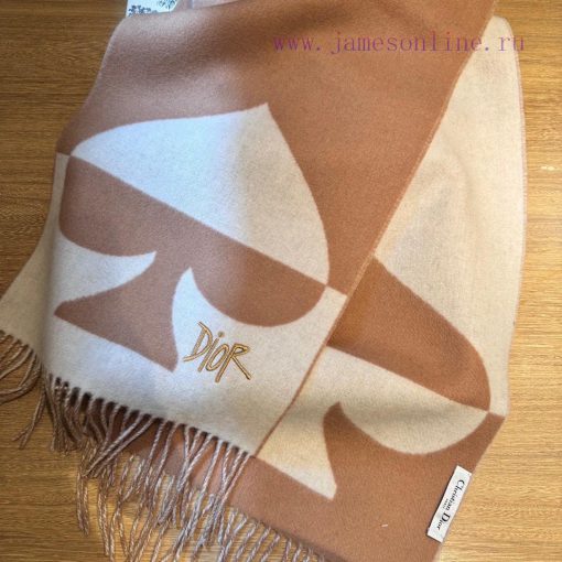 Dior's classic heart-shaped wool blend scarf never goes wrong in its appearance, even after n31basjz - Image 9
