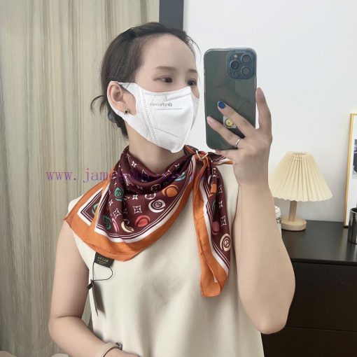 New silk versatile small square scarf, with an elegant and youthful temperament, can be usedlukou97h