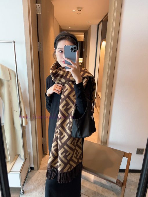 FENDI scarf, with a super gentle and stylish double-sided design, feels more youthful, gentl5c4uu9jk