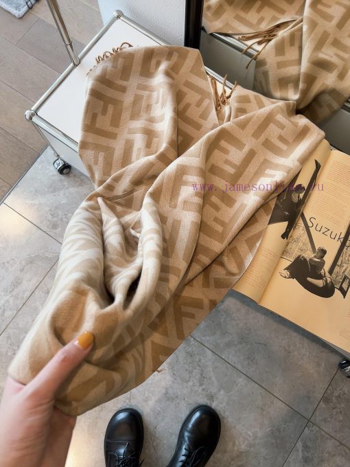 FENDI scarf, with a super gentle and stylish double-sided design, feels more youthful, gentlxwi8ozpb - Image 5