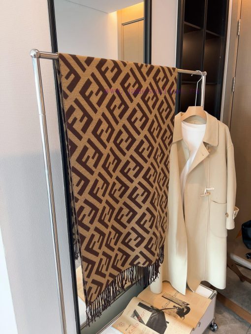 FENDI scarf, with a super gentle and stylish double-sided design, feels more youthful, gentl5c4uu9jk - Image 5