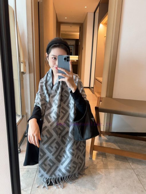 FENDI scarf, with a super gentle and stylish double-sided design, feels more youthful, gentl5c4uu9jk - Image 6