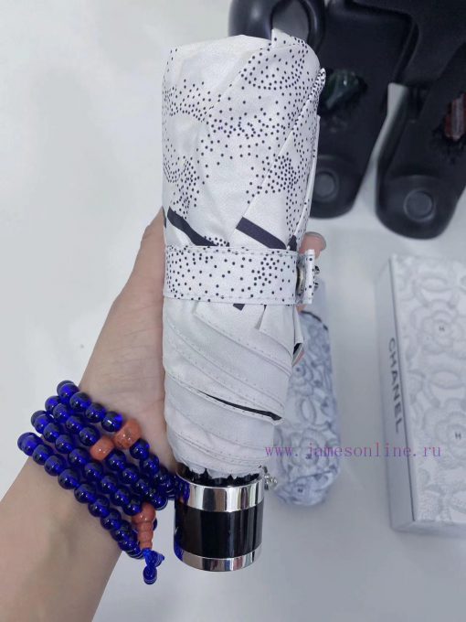 CHANEL's 2024 new five fold umbrella is a hot selling item with a fashion index that hits thb94y2rb8 - Image 3