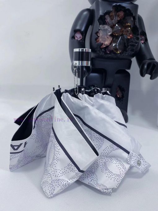 CHANEL's 2024 new five fold umbrella is a hot selling item with a fashion index that hits thb94y2rb8 - Image 4