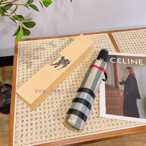 Burberry's fully automatic triple fold umbrella is the hottest new model of the year, pairedy2sfg975