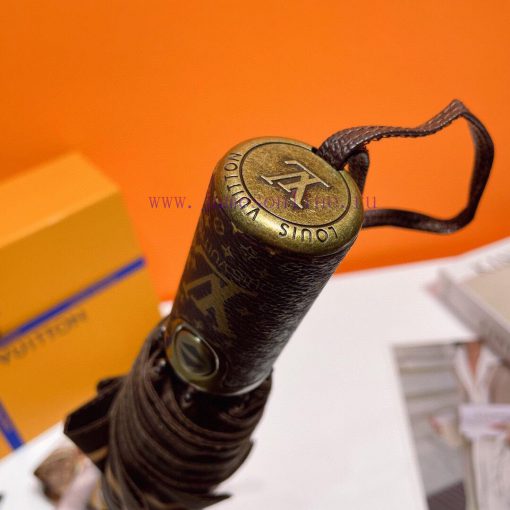 Louis Vuitton's LV chain strap designer created this piece with a unique design concept of o5uqultdq - Image 8