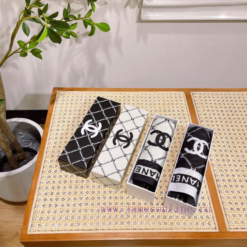 Chanel's five fold eye-catching umbrella is the hottest fashion item of the year. Don't be pr4x3bho8 - Image 10
