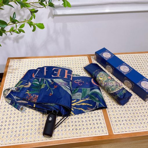 Dior's latest hot item of the year, the top-notch H home automatic umbrella, is presented wi80uieway - Image 6