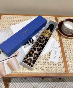 Dior's new stunning leopard print is highly recommended as a fashionable item. The stunning qlogw9rr