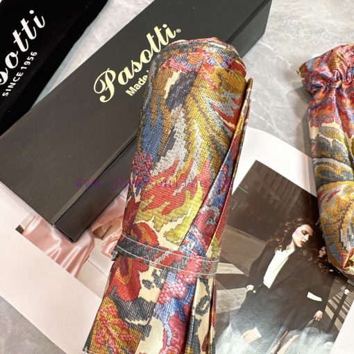 Pasotti, a leading handmade umbrella brand in the world, is renowned for its unique design if9kfmn8a - Image 4