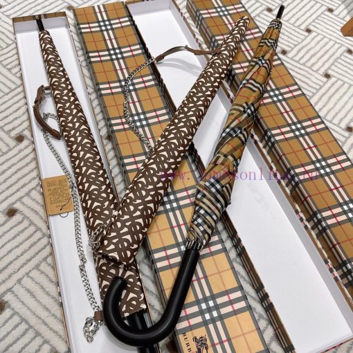 The leather case chain bag is coming with a heavy weight. Burberry's Burberry long umbrella nq1lz4p4 - Image 3