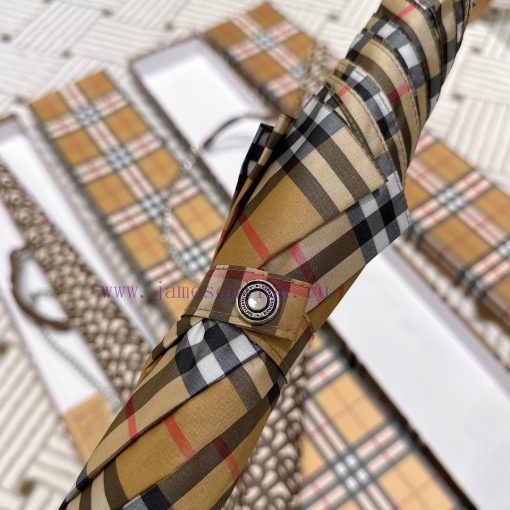 The leather case chain bag is coming with a heavy weight. Burberry's Burberry long umbrella nq1lz4p4 - Image 5