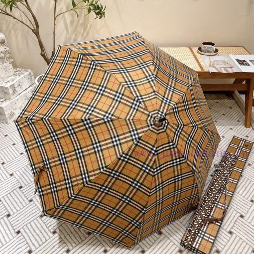 The leather case chain bag is coming with a heavy weight. Burberry's Burberry long umbrella nq1lz4p4 - Image 10