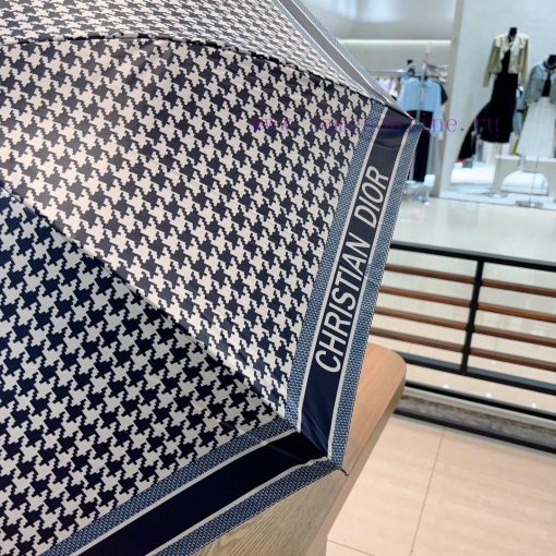 DIOR's flagship product of the year, the straight pole long umbrella, is classic, elegant, a8d2rsuw8 - Image 4