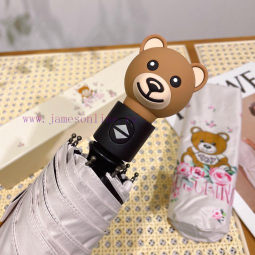 The super cute bear head handle has a super textured grip. The Moschino fully automatic retrlvn202sv - Image 4