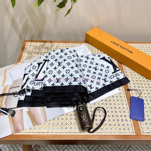 Louis Vuitton's hottest fashion item of the year, the Supreme X LV collaboration, has becomemeh8f8dt - Image 4