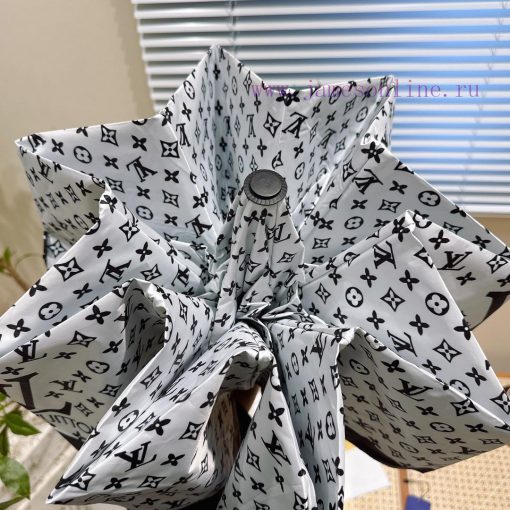 Louis Vuitton's hottest fashion item of the year, the Supreme X LV collaboration, has becomemeh8f8dt - Image 5