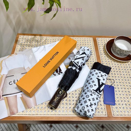 Louis Vuitton's hottest fashion item of the year, the Supreme X LV collaboration, has becomemeh8f8dt - Image 7
