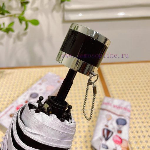 Louis Vuitton's five fold eye-catching umbrella is the hottest fashion item of the year. Don598vpt9c - Image 5