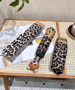 The super cute bear head handle has a super textured grip. The Moschino fully automatic retry1w0w6ru