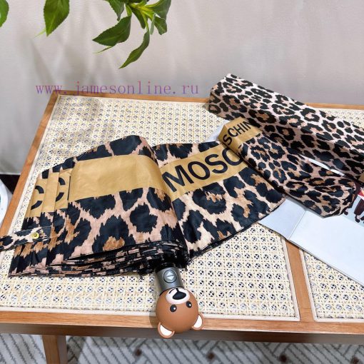 The super cute bear head handle has a super textured grip. The Moschino fully automatic retry1w0w6ru - Image 6
