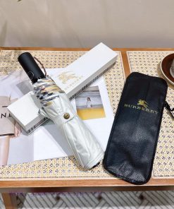Burberry's annual peak work is classic, elegant and fashionable, which is known as the Burbe3k5ichk4