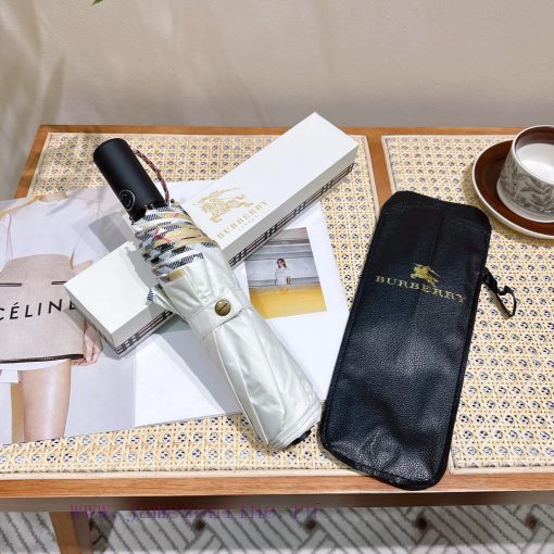 Burberry's annual peak work is classic, elegant and fashionable, which is known as the Burbe3k5ichk4