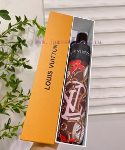 Louis Vuitton's LV chain strap designer created this piece with a unique design concept of otghl4cx6