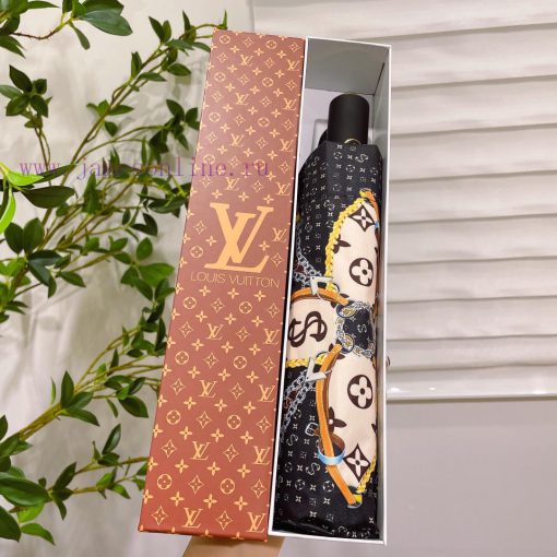 Louis Vuitton's LV chain strap designer created this piece with a unique design concept of oi96hawkw