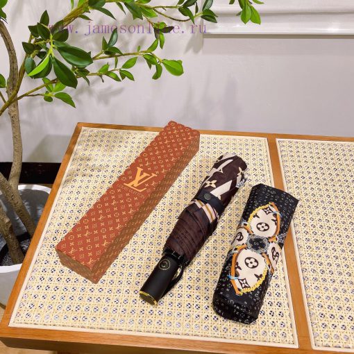 Louis Vuitton's LV chain strap designer created this piece with a unique design concept of oi96hawkw - Image 3