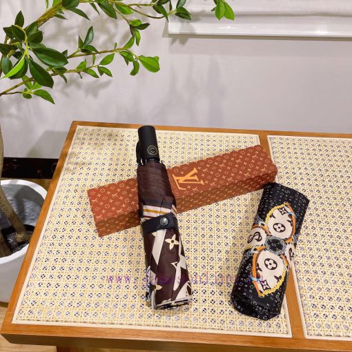 Louis Vuitton's LV chain strap designer created this piece with a unique design concept of oi96hawkw - Image 4
