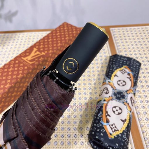Louis Vuitton's LV chain strap designer created this piece with a unique design concept of oi96hawkw - Image 5