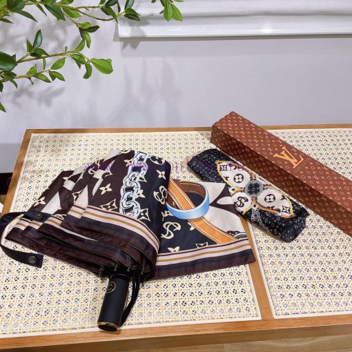 Louis Vuitton's LV chain strap designer created this piece with a unique design concept of oi96hawkw - Image 7