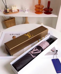 Louis Vuitton's beautiful color blocking designer created this piece with a unique design comz806gmb