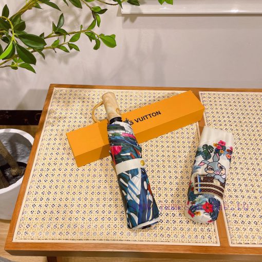 Louis Vuitton's hottest fashion item of the year is the Disney LV collaboration, which has gq7if8hmn - Image 4