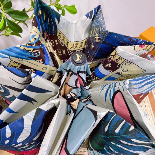 Louis Vuitton's hottest fashion item of the year is the Disney LV collaboration, which has gq7if8hmn - Image 7