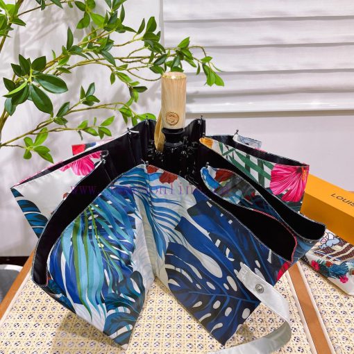 Louis Vuitton's hottest fashion item of the year is the Disney LV collaboration, which has gq7if8hmn - Image 8