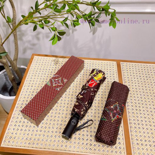 Louis Vuitton's LV chain strap designer created this piece with a unique design concept of onaetr9zh - Image 3