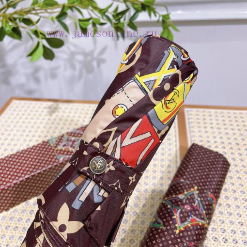 Louis Vuitton's LV chain strap designer created this piece with a unique design concept of onaetr9zh - Image 6