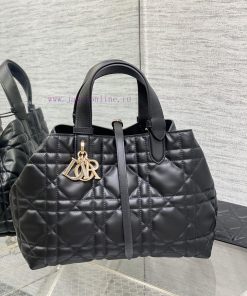 Medium Black In StockTaking Toujours On A Trip The Oversized Diamond Grid Design Paired With Cl tyw07t4q