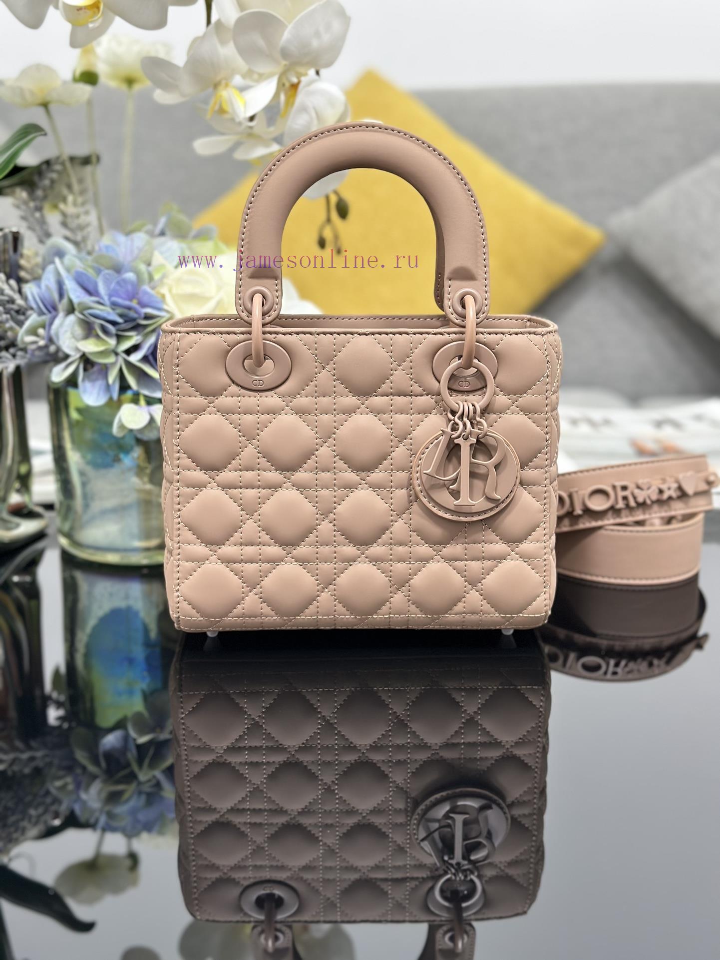 Lady Dior My Four Grid Matte Badge Is Carefully Crafted From Matte Cowhide Leather Wrapped In I ruq68lv2 - Image 2