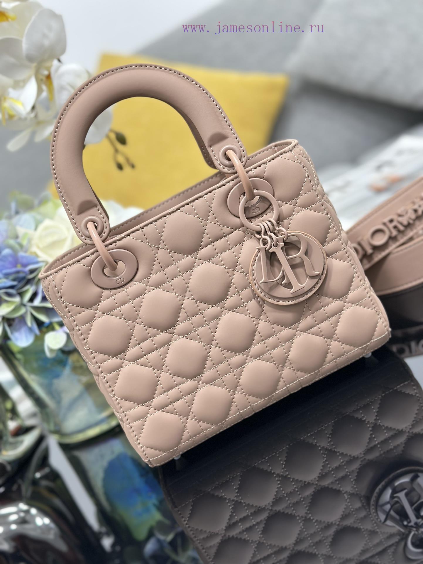 Lady Dior My Four Grid Matte Badge Is Carefully Crafted From Matte Cowhide Leather Wrapped In I ruq68lv2 - Image 6