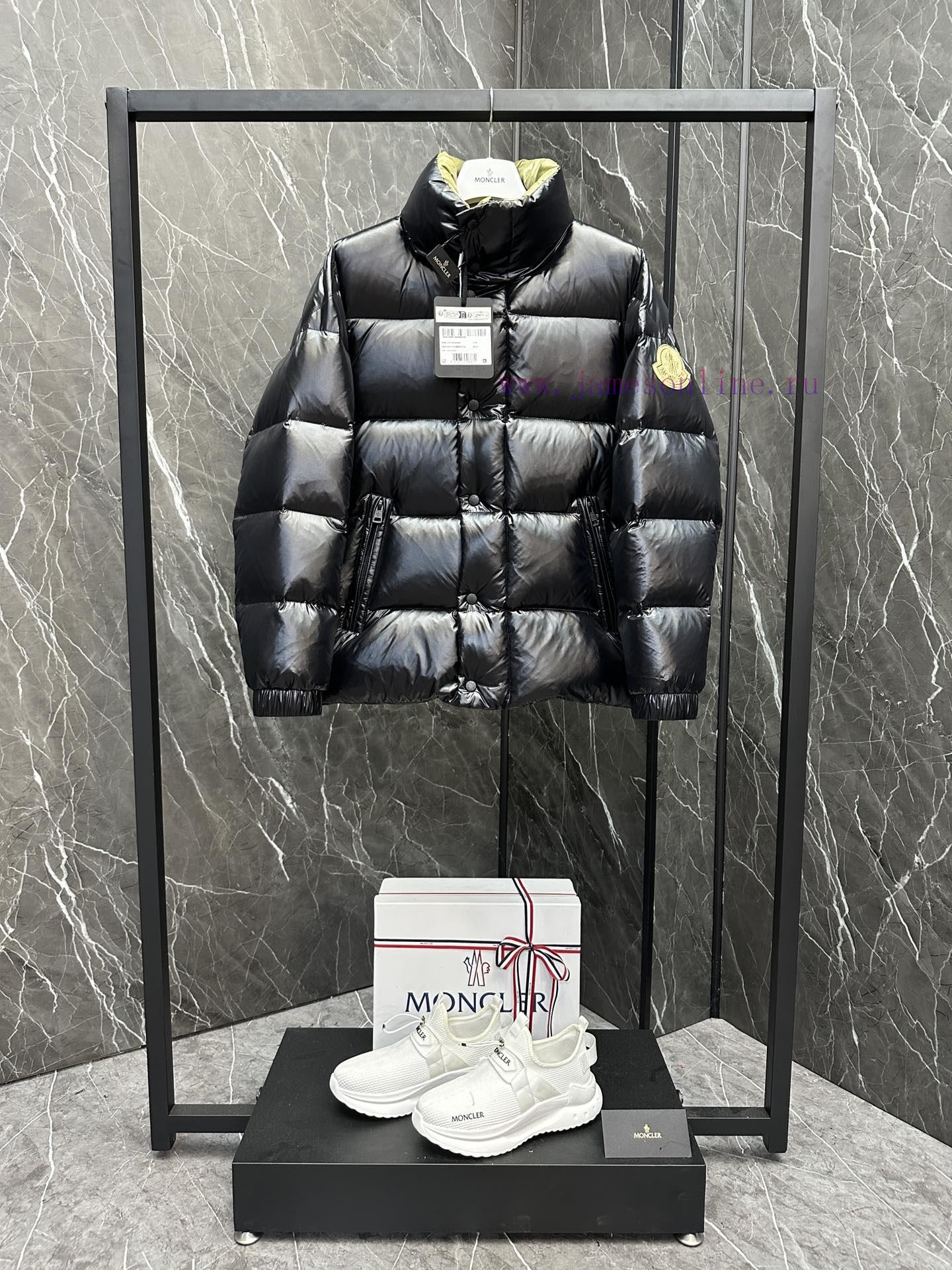 The Moncler Dervox short men's down jacket jacket features a pop color scheme, showcasing thuw2791fh