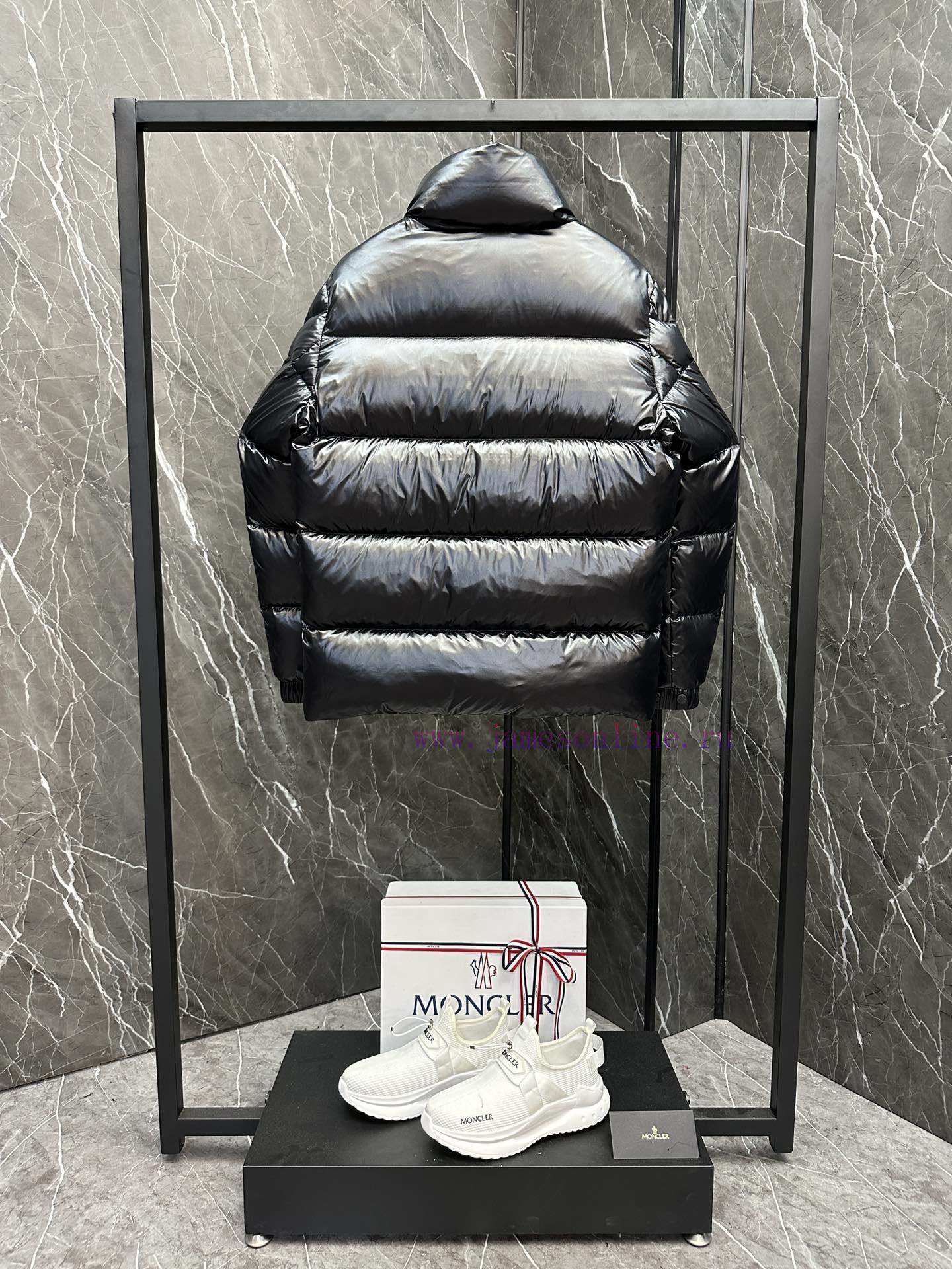 The Moncler Dervox short men's down jacket jacket features a pop color scheme, showcasing thuw2791fh - Image 10