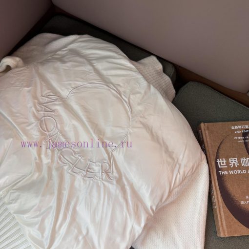 Authentic grade 𝑴𝒐𝒏𝒄𝒍𝒆𝒓 | Mengkelai Mengkou 𝑭𝑾𝟮𝟯 New wool splicing 𝟮 𝟬/Short Knitted Spliceddjqhcpea - Image 5