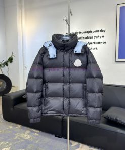 𝑴𝒐𝒏𝒄𝒍𝒆𝒓 | Mengkoumeng Kelai Logo Patch Single breasted Down Jacket𝑺𝒊𝒛𝒆𝟭  𝟮  𝟯  𝟰  𝟱    Produsgite7xa