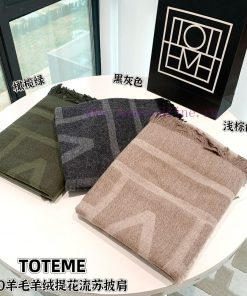 Heavy and weighty, Toteme's new autumn and winter grey letter logo jacquard scarf, made of lknfcox8x