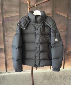 𝗠𝗼𝗻𝗰𝐥𝗲𝗿 Goose Velvet Vezere Matte MayaSize 1, 2, 3, 4, 5This Vezere short down jacket is a bb6vibjud