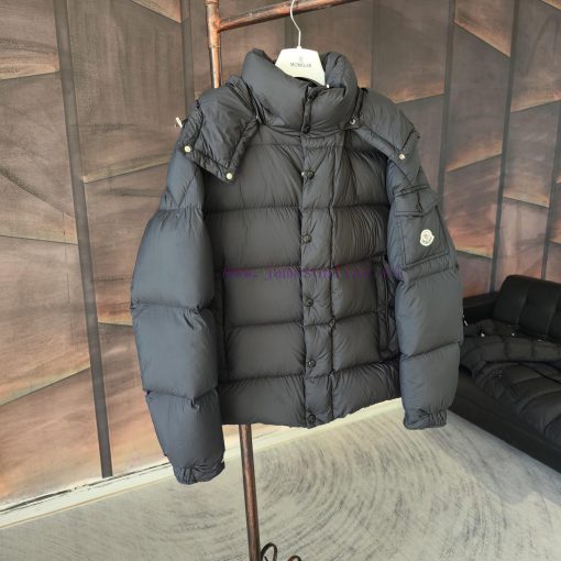 𝗠𝗼𝗻𝗰𝐥𝗲𝗿 Goose Velvet Vezere Matte MayaSize 1, 2, 3, 4, 5This Vezere short down jacket is a bb6vibjud - Image 3