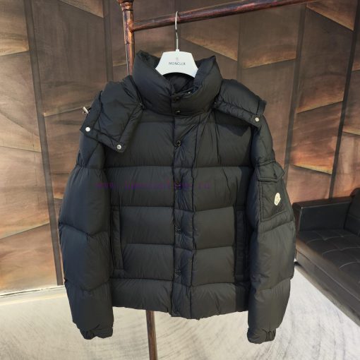 𝗠𝗼𝗻𝗰𝗲𝗿 Goose Velvet Vezere Matte Maya Down JacketSize 1, 2, 3, 4, 5describeThe Vezere short iq90z40f